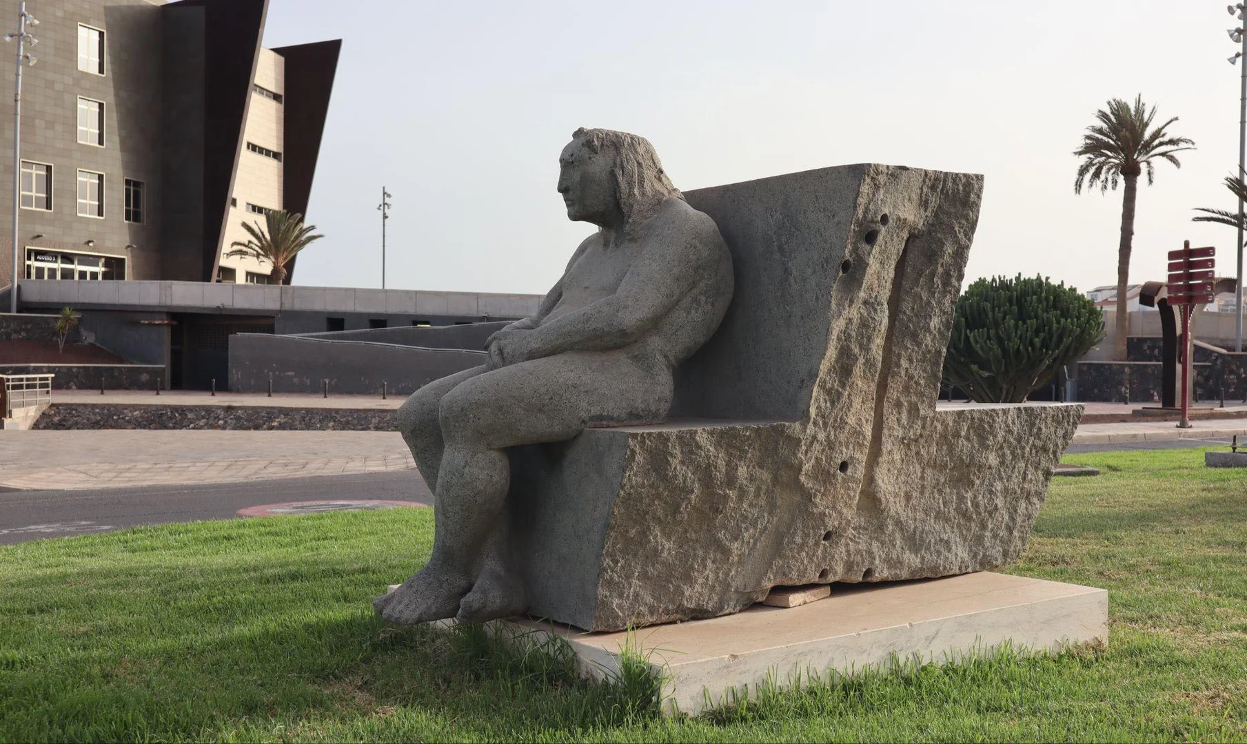 Dos figuras sentadas